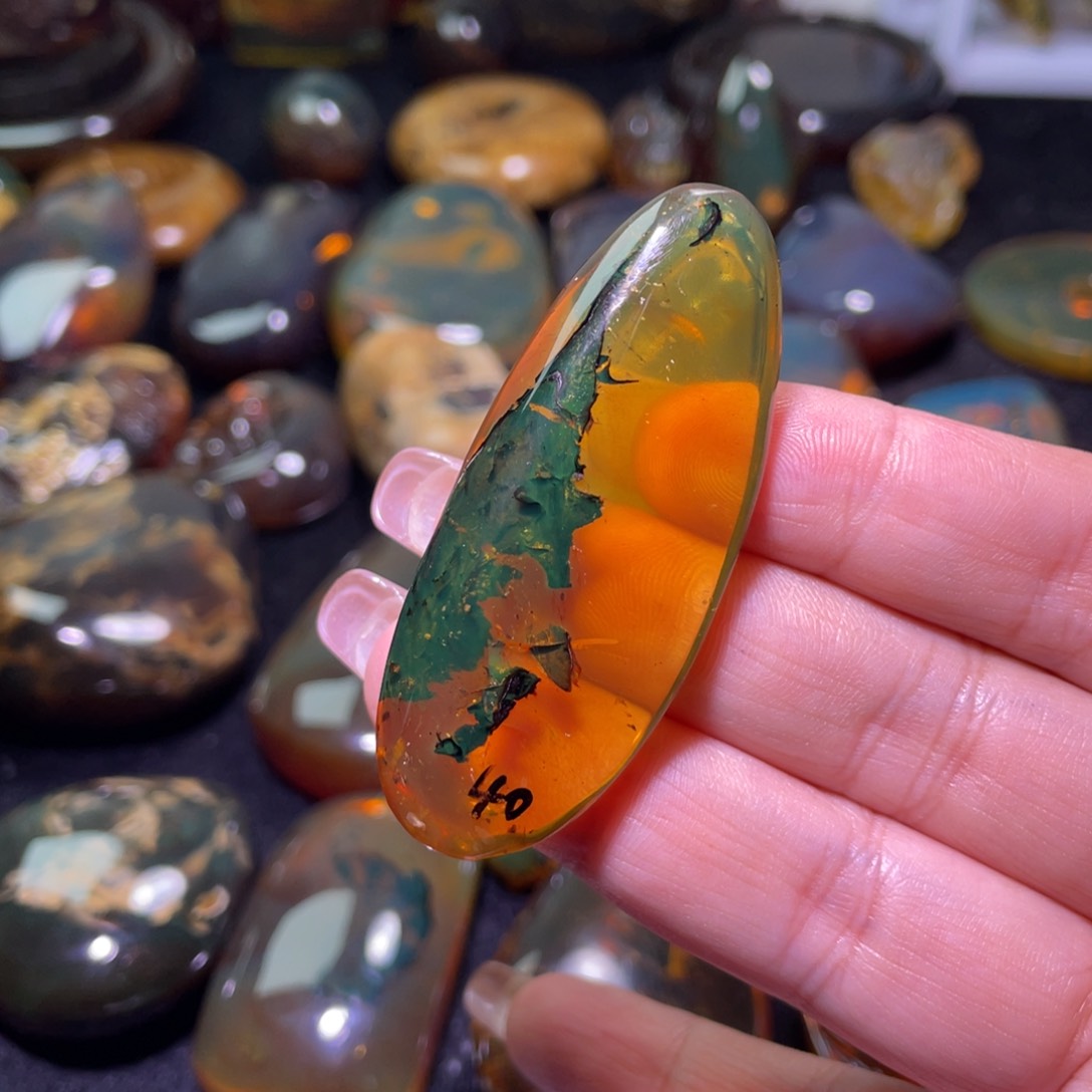 未镶嵌琥珀裸石。