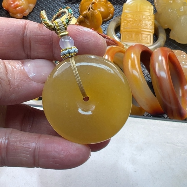 石英质玉（黄龙玉）颈饰未镶嵌