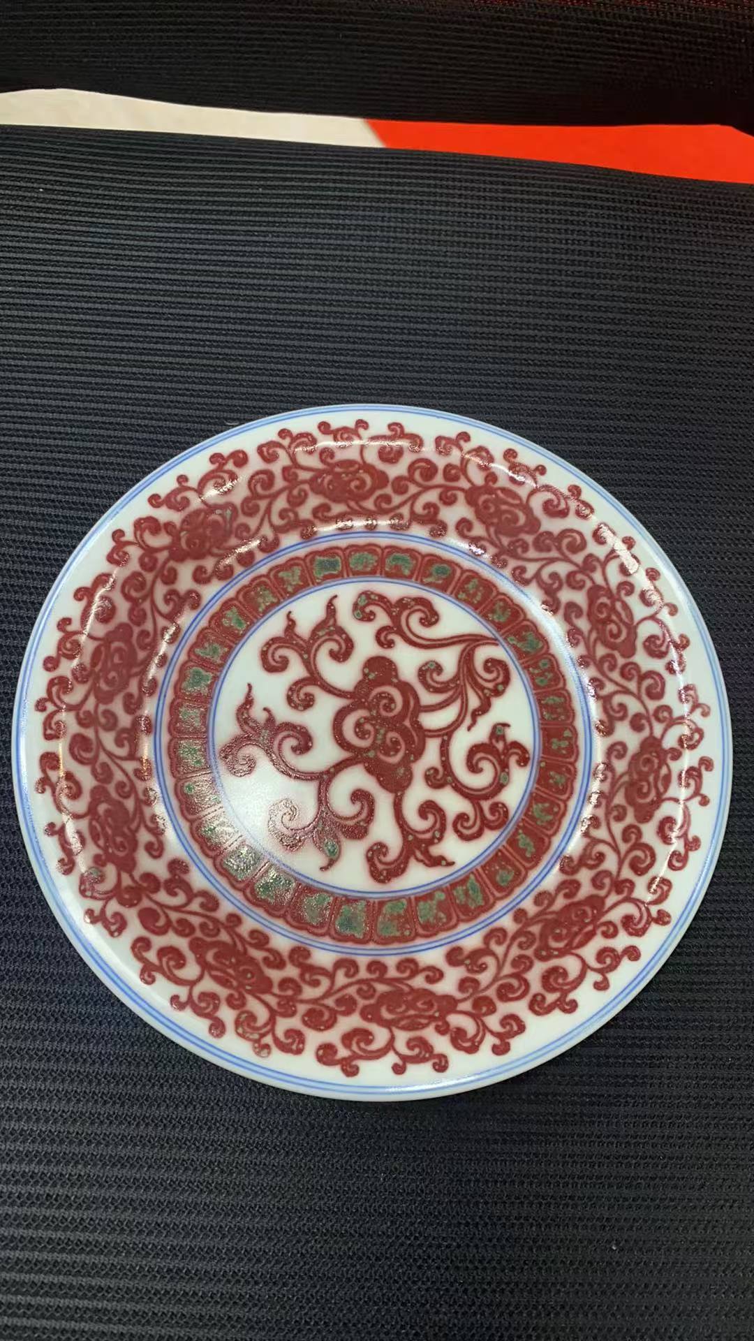 景德镇陶瓷缠枝莲釉里红盘