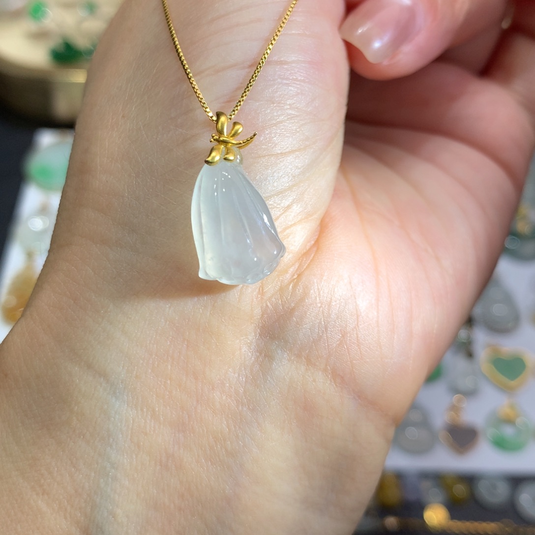 翡翠颈饰18K金镶嵌翡翠吊坠的未镶嵌