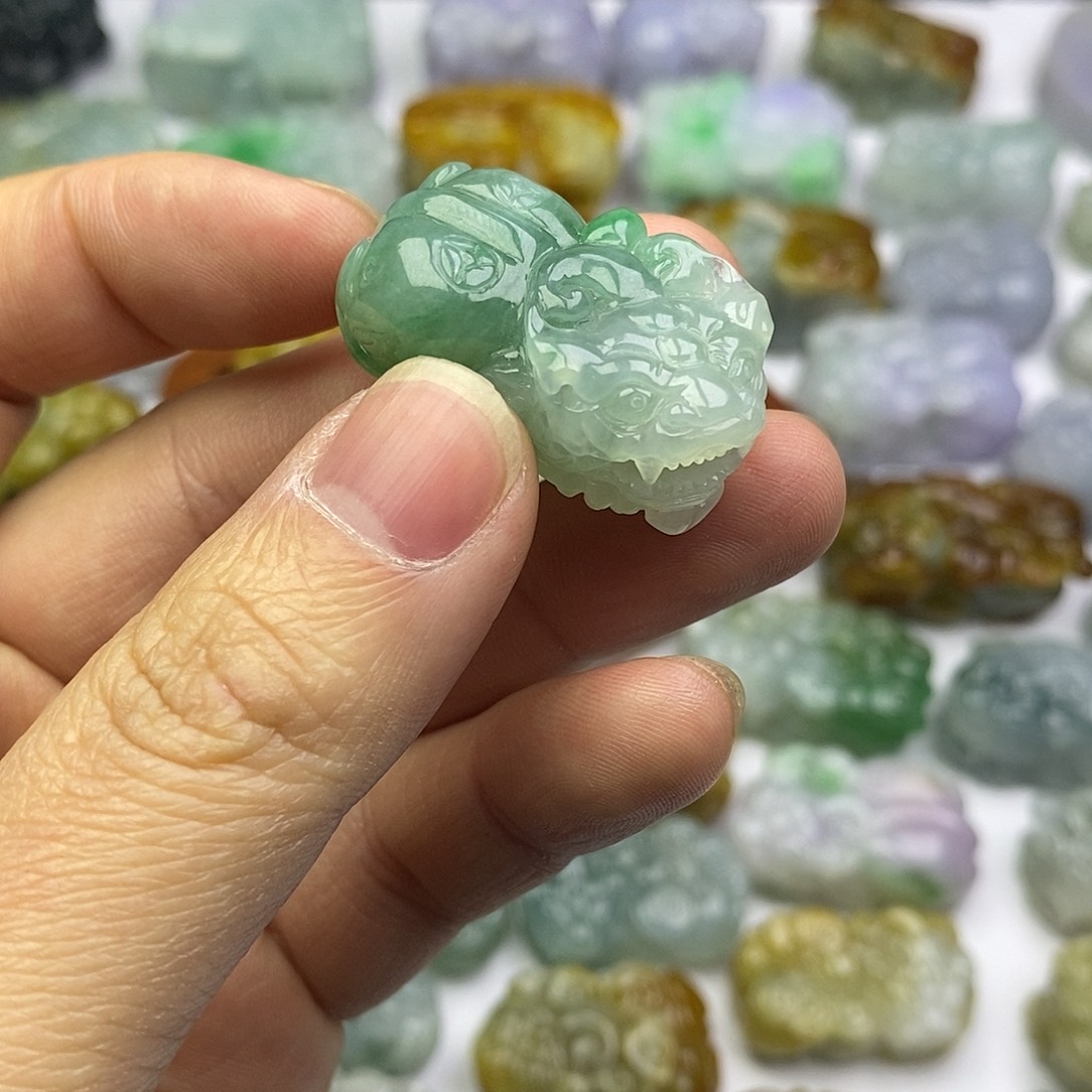 翡翠未镶嵌颈饰貔貅