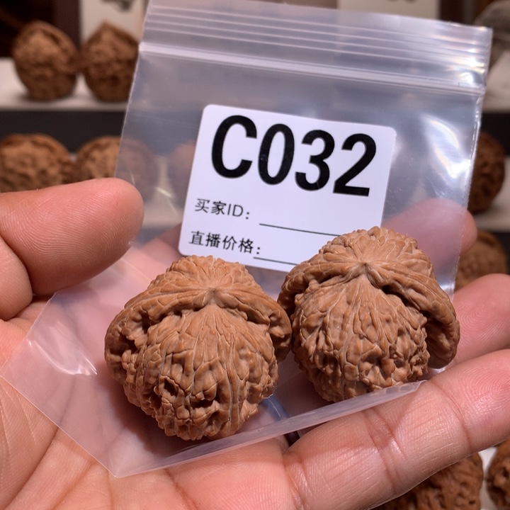 桃核把件文玩核桃白狮子40左右