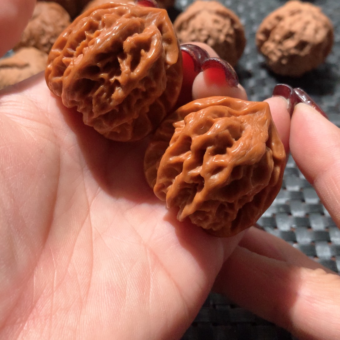 文玩核桃把件微瑕大龙