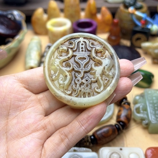 蛇纹石玉未镶嵌颈饰皮带