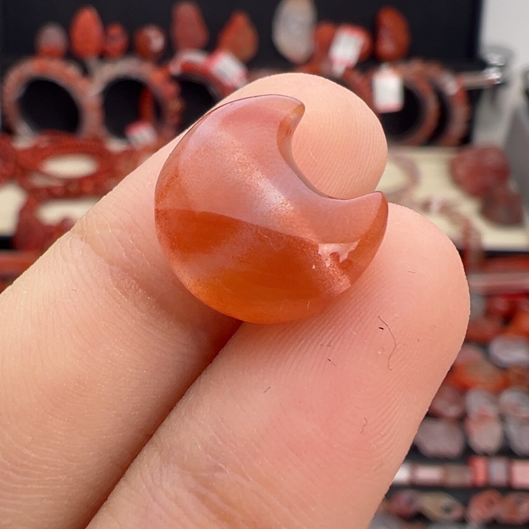 南红玛瑙未镶嵌颈饰月亮