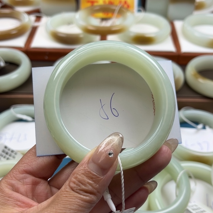 和田玉手镯未镶嵌奶***球