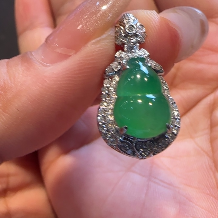 翡翠18K金镶嵌颈饰葫芦L