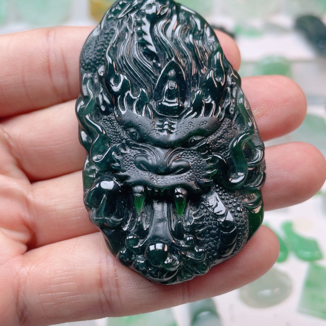 翡翠颈饰未镶嵌龙