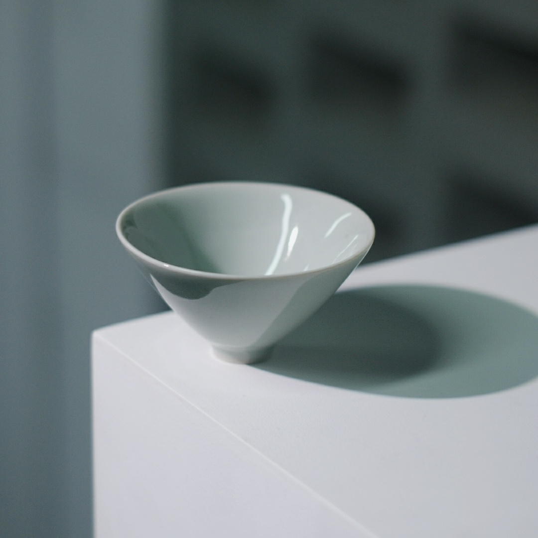 龙泉青瓷斗笠杯粉青釉