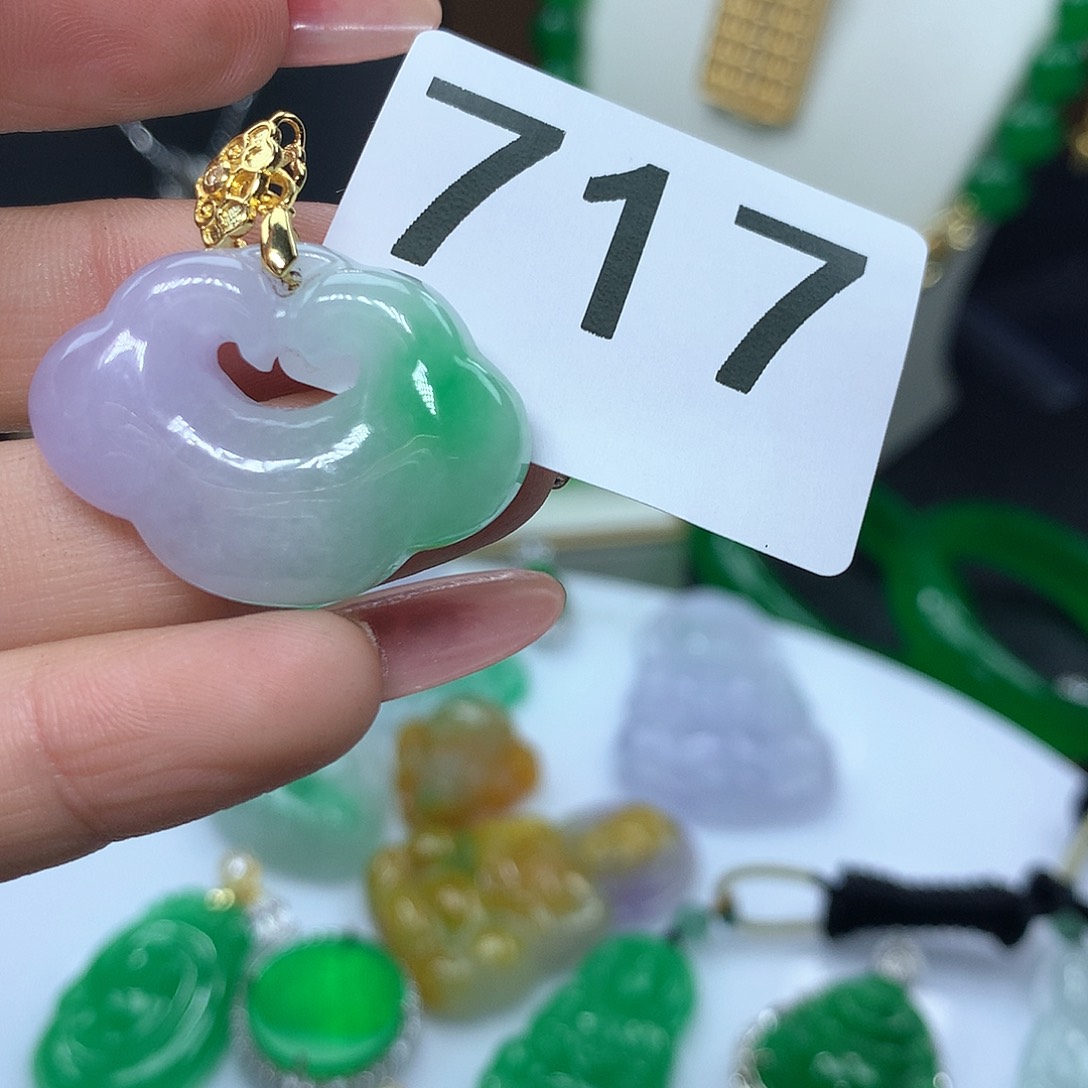 翡翠吊坠(赠链)未镶嵌