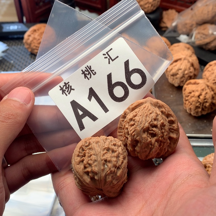 文玩核桃吊坠寿桃