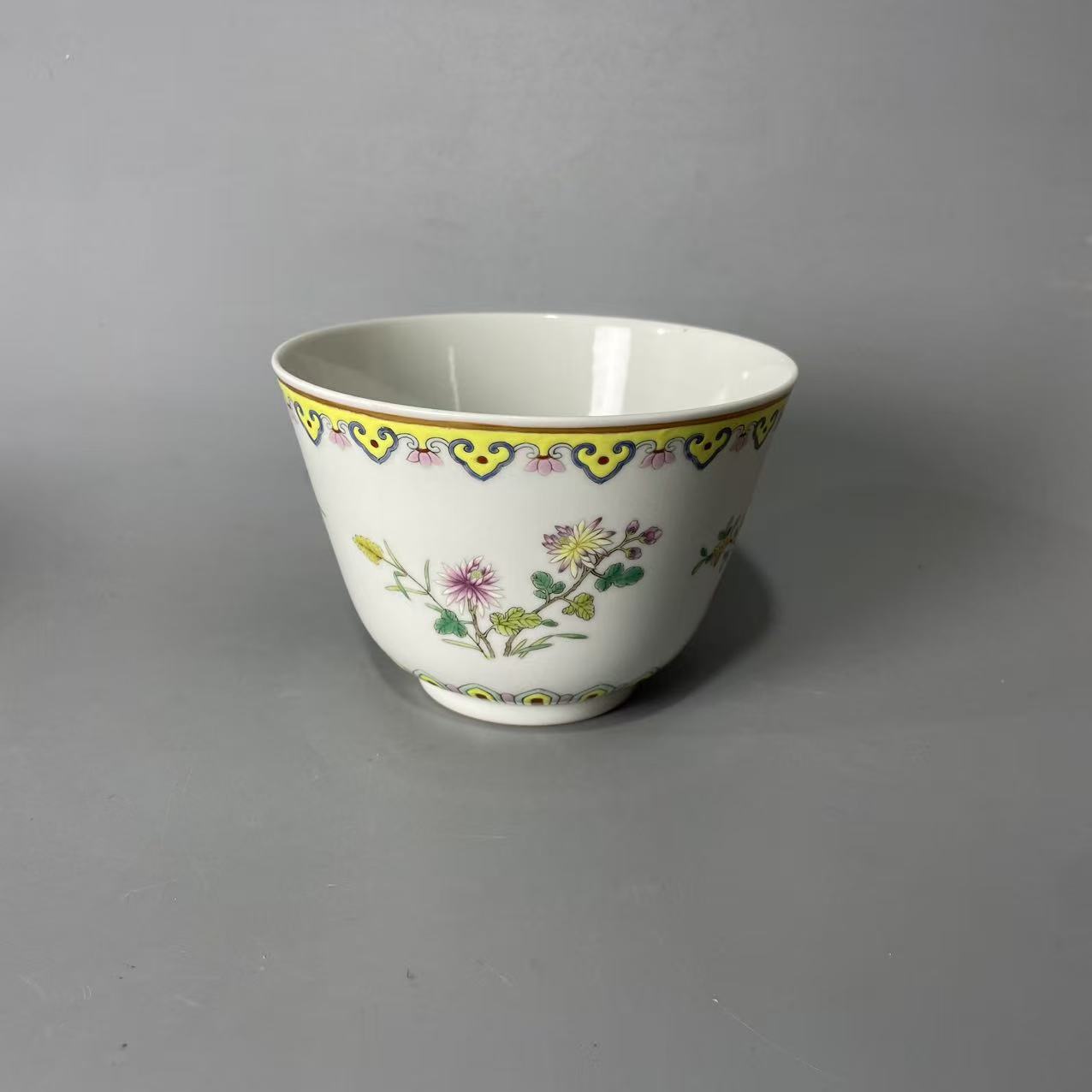 粉彩描金折枝花卉碗