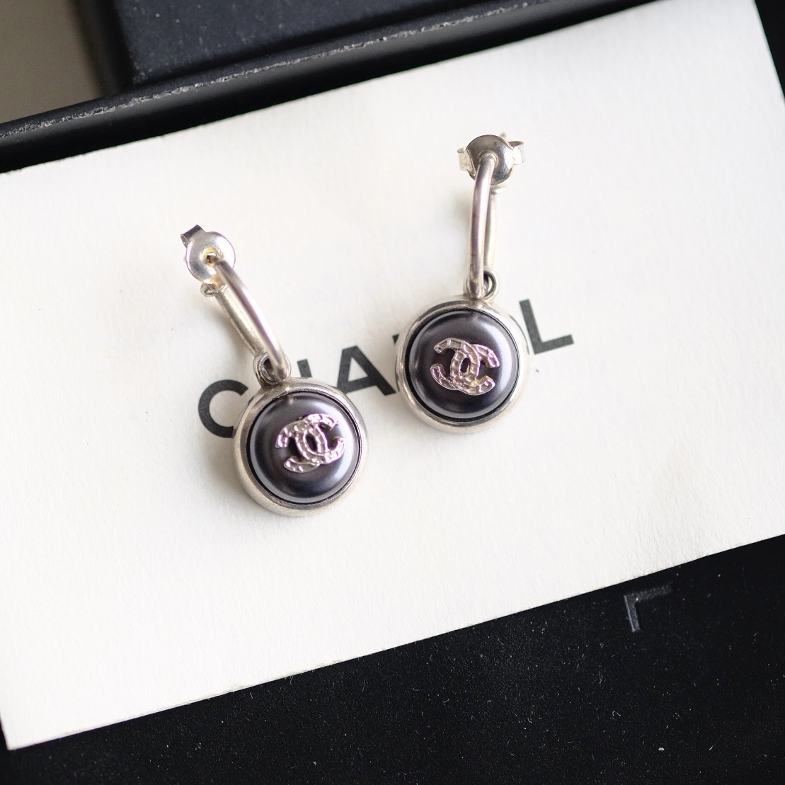 99新 Chanel/香奈儿 灰色珍珠耳钉