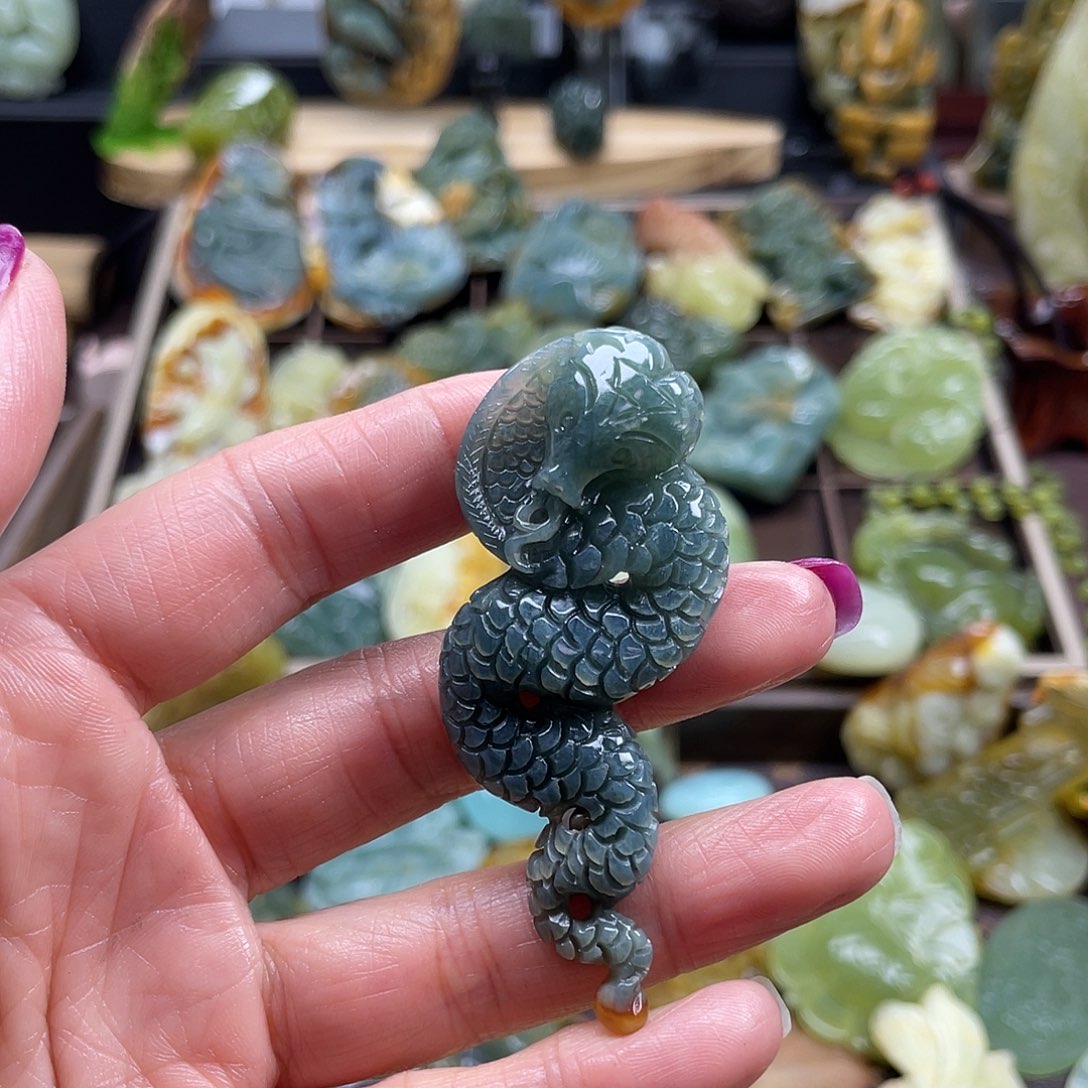 蛇纹石玉颈饰未镶嵌花玉蓝色蛇