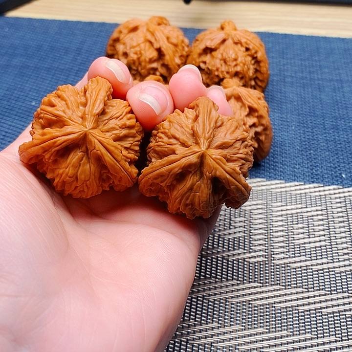 狮***尉吊坠文玩核桃三棱