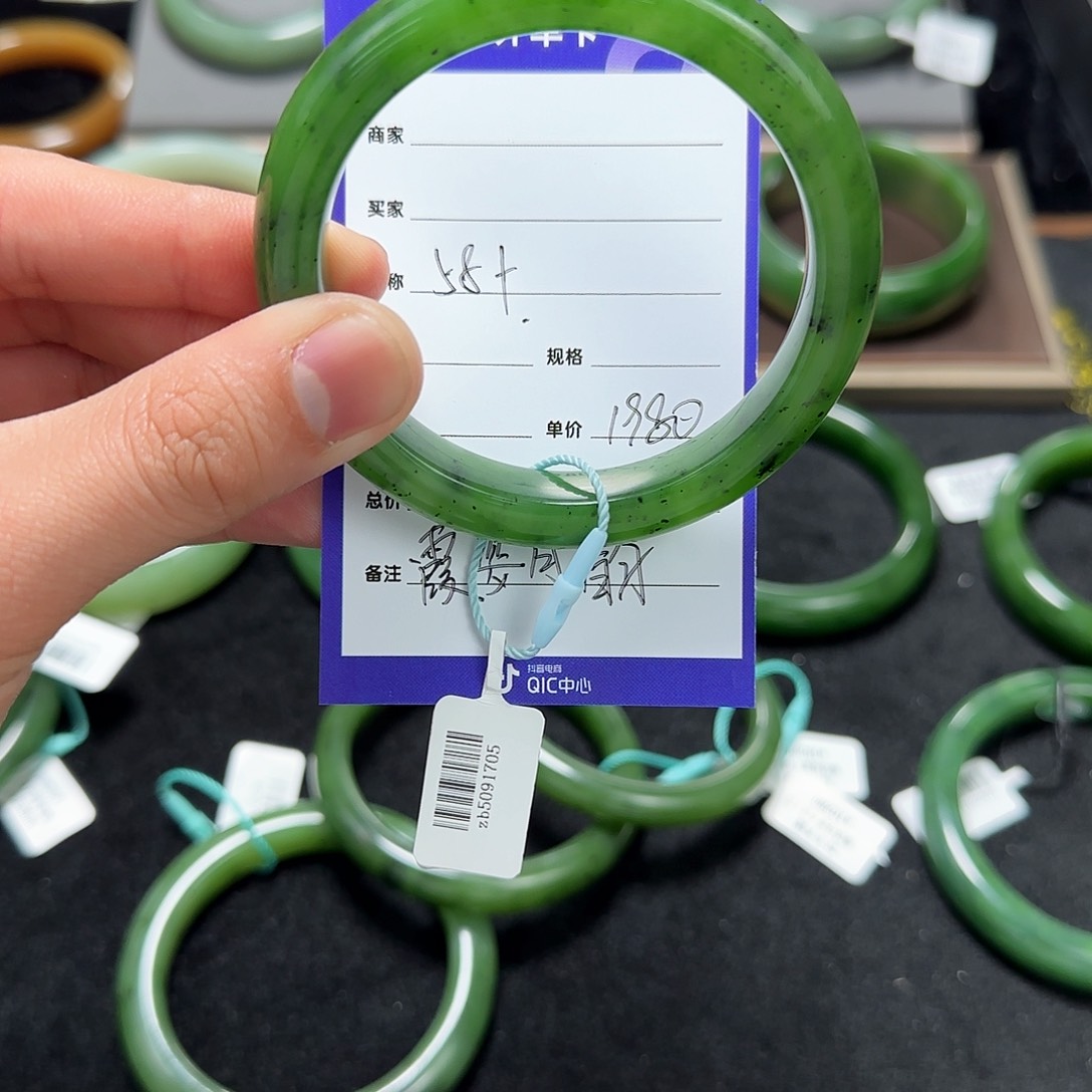 未镶嵌手镯和田玉霞**韵