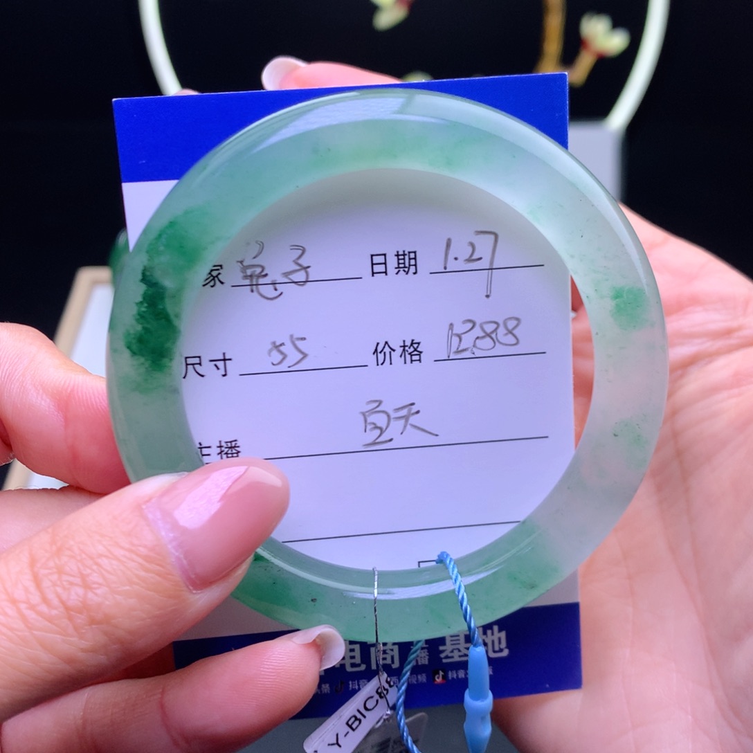 石英质玉手镯未镶嵌兔****?