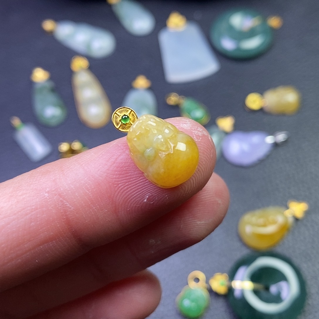 颈饰18K金镶嵌翡翠