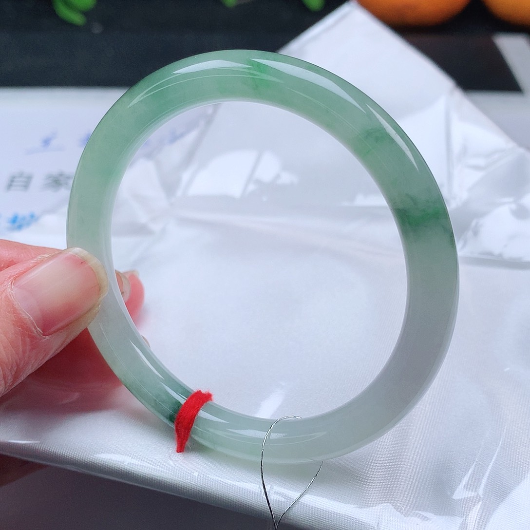 翡翠手镯未镶嵌55圈