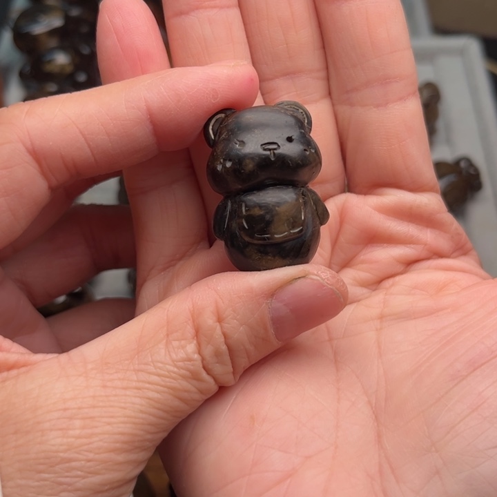 琥珀未镶嵌颈饰熊