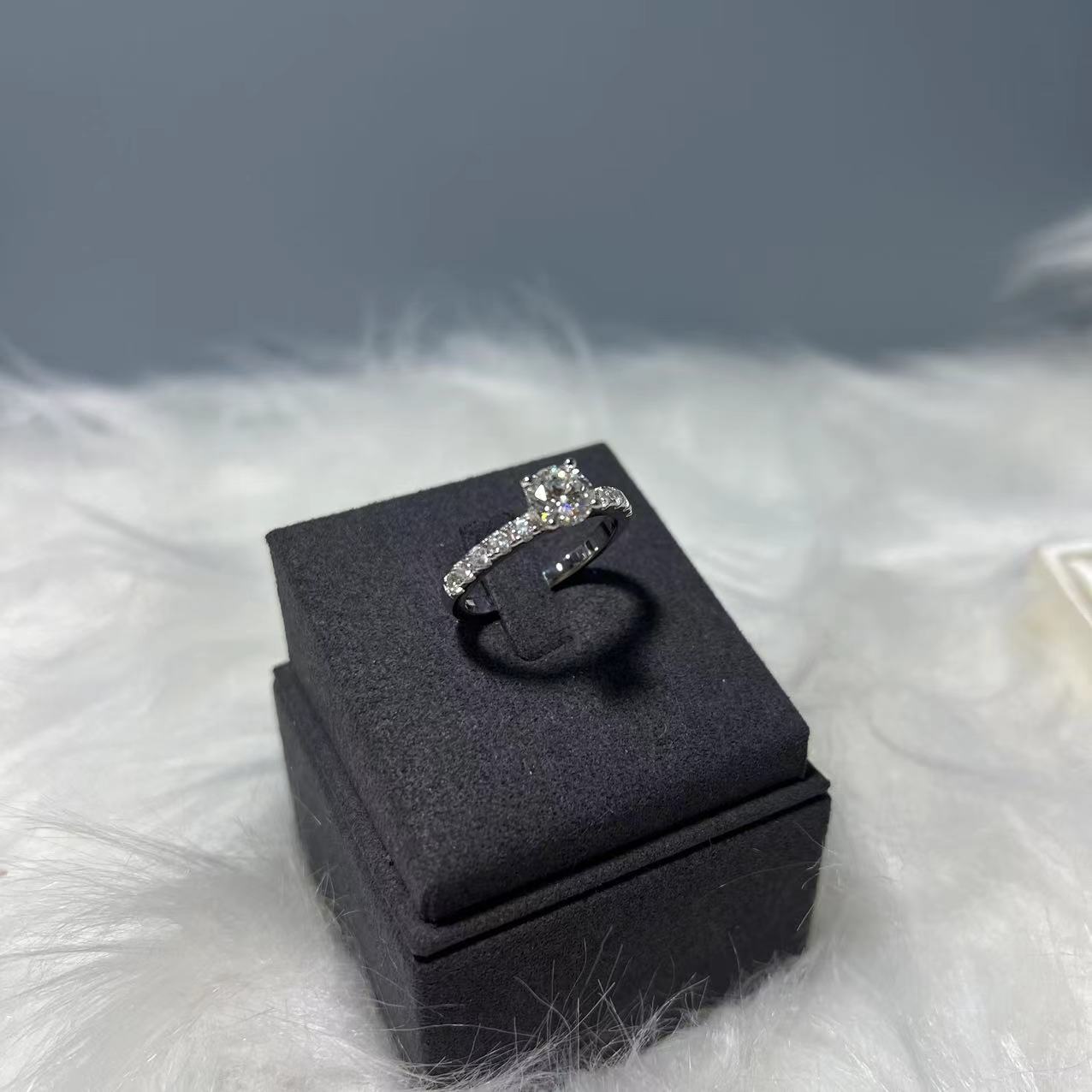 南非18A 戒指豪镶四爪1克拉天花板-F