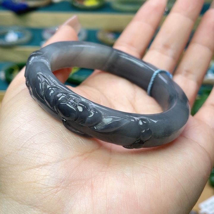 和田玉手镯54+圈口。编号5未镶嵌