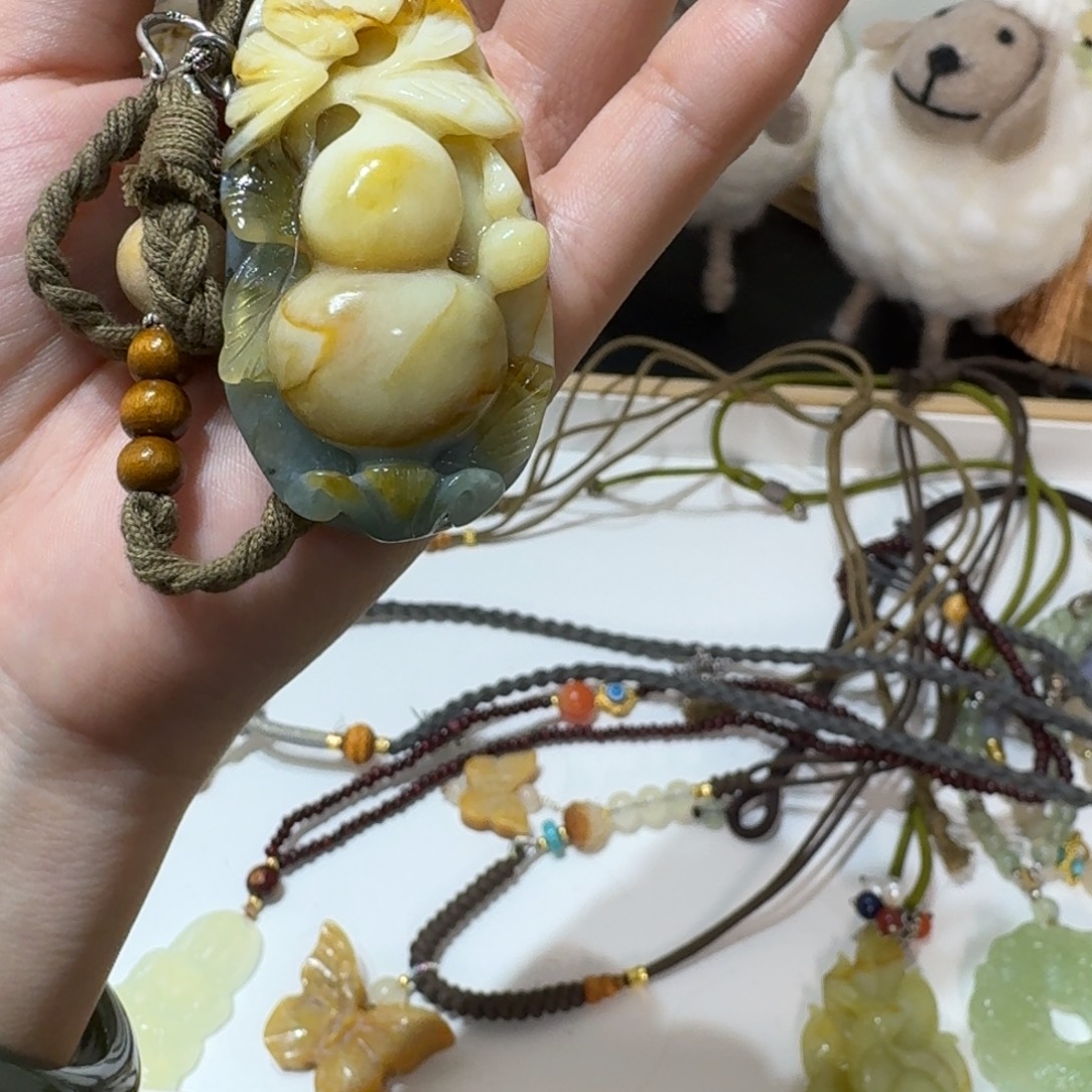 晓***叶蛇纹石玉未镶嵌颈饰
