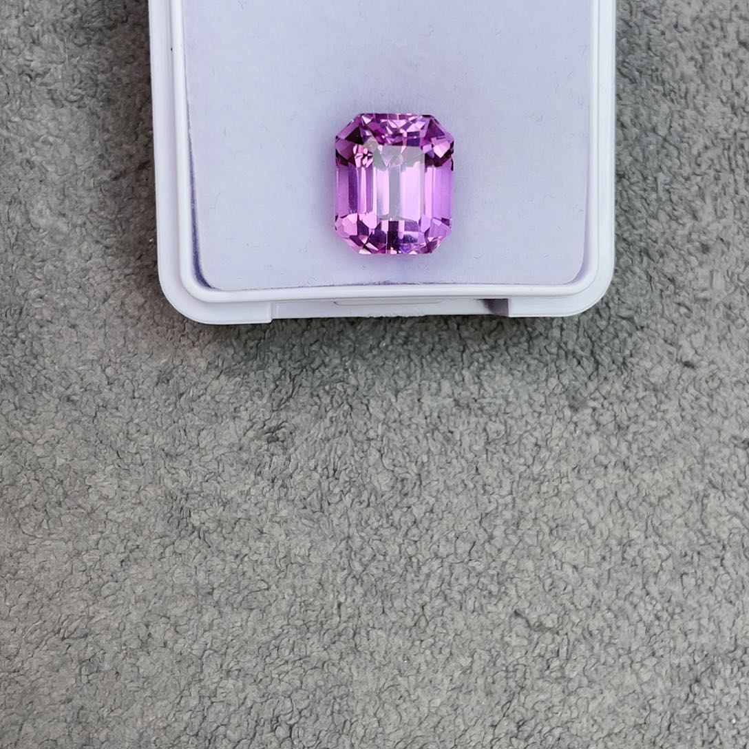 锂辉石裸石未镶嵌9.39Ct。