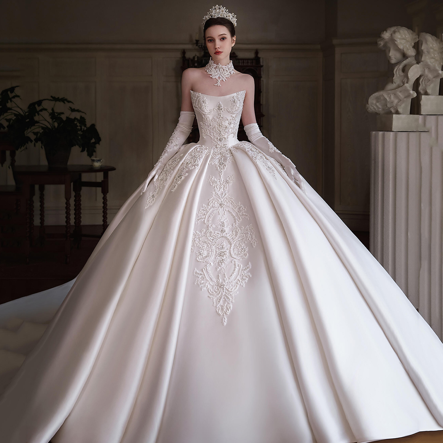 抹胸缎面轻婚纱复古法式礼服2025新款高级质感小个子主纱大拖尾