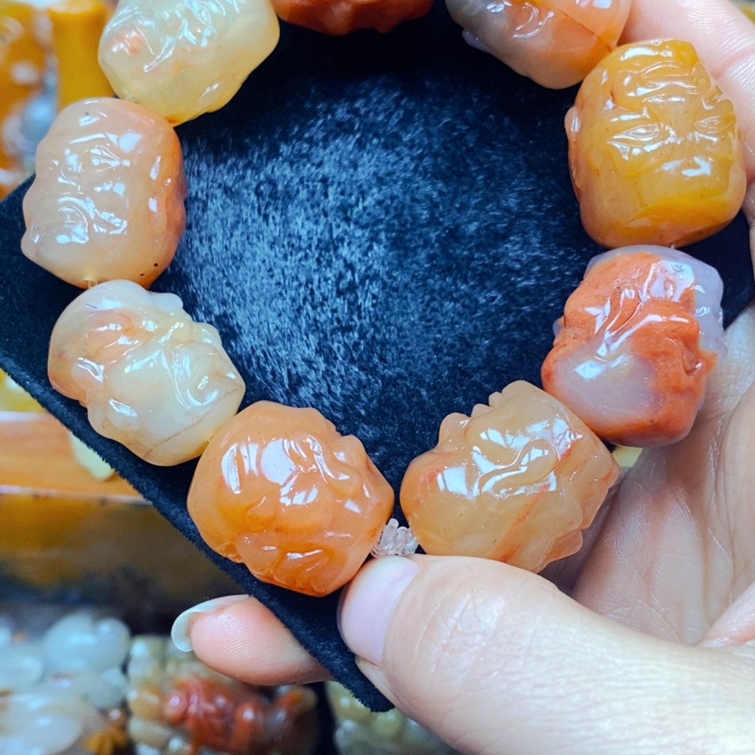 未镶嵌石英质玉（黄龙玉）颈饰