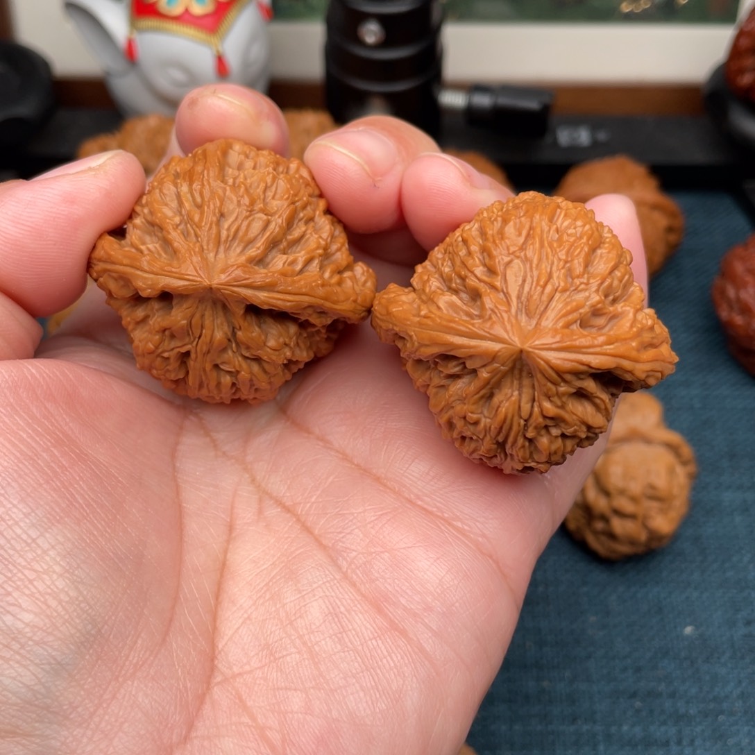 把件文玩核桃全品凹底红皮三角疆43