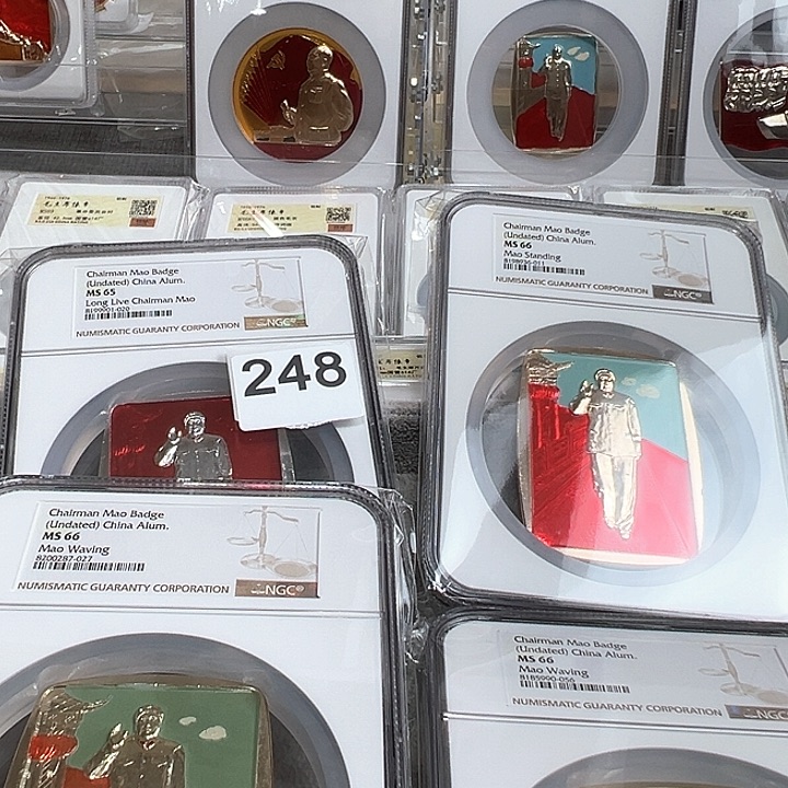 奋***生其他普通金属精品像章248号商品4个大步走