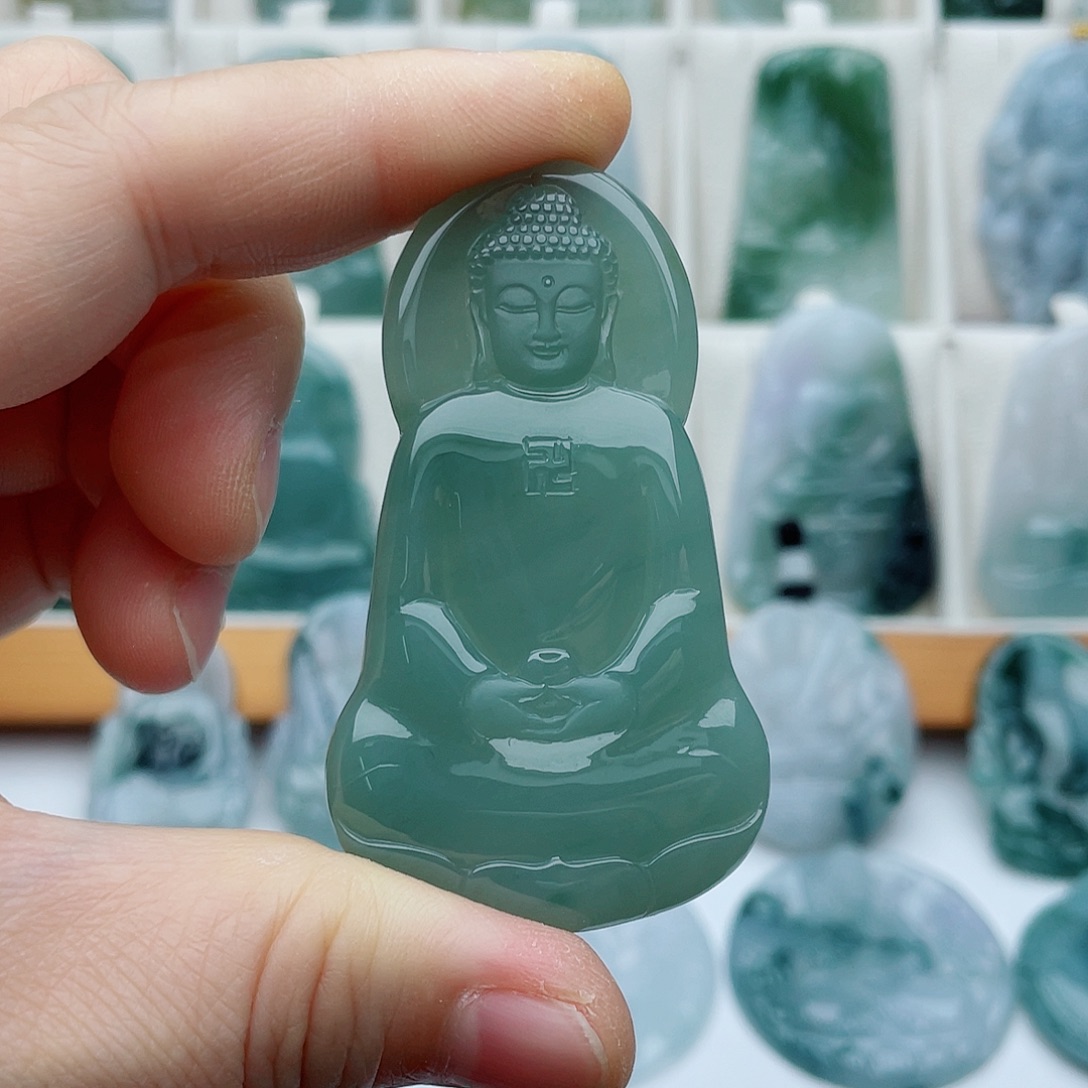 翡翠未镶嵌颈饰大日如来