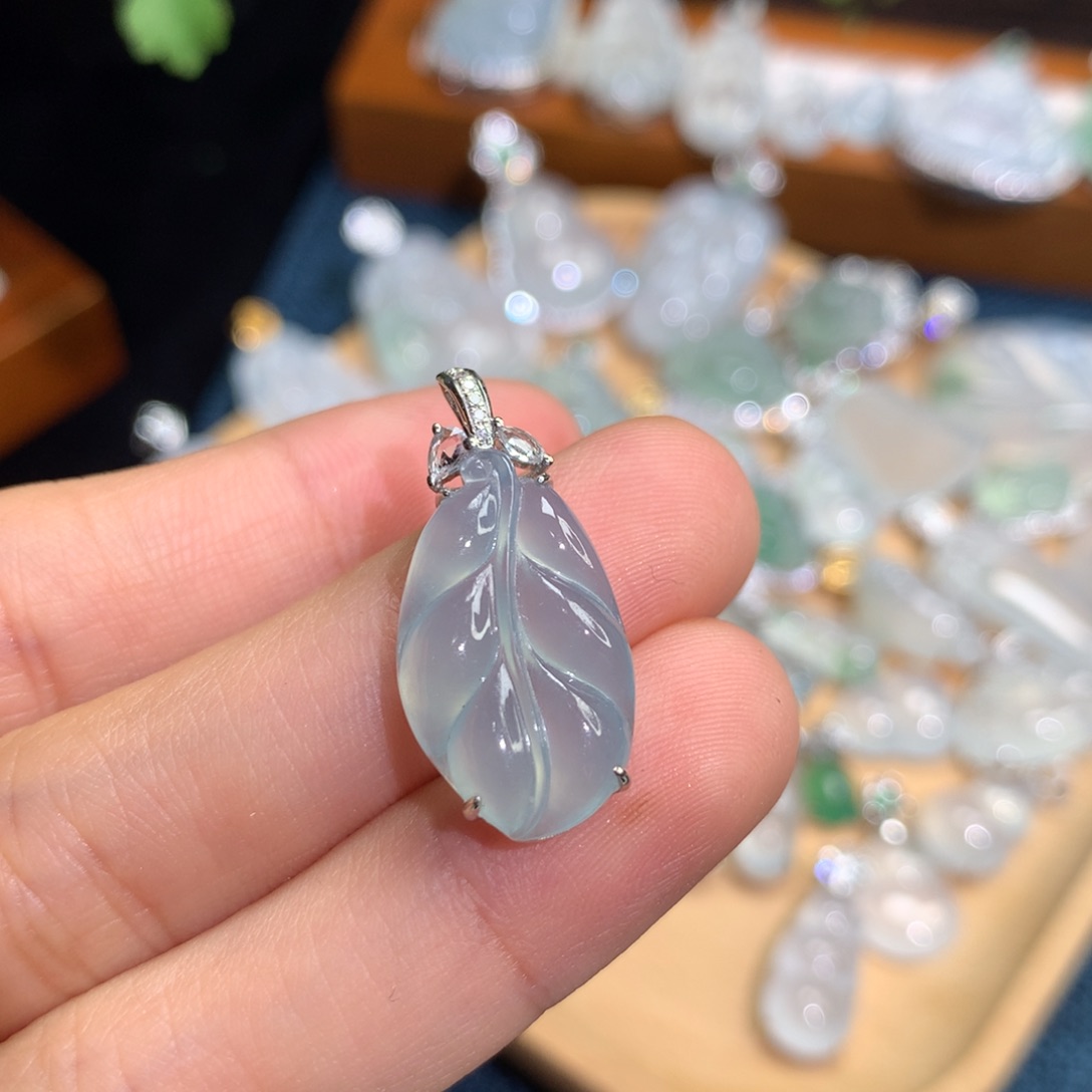 翡翠18K金镶嵌颈饰流*°翡翠