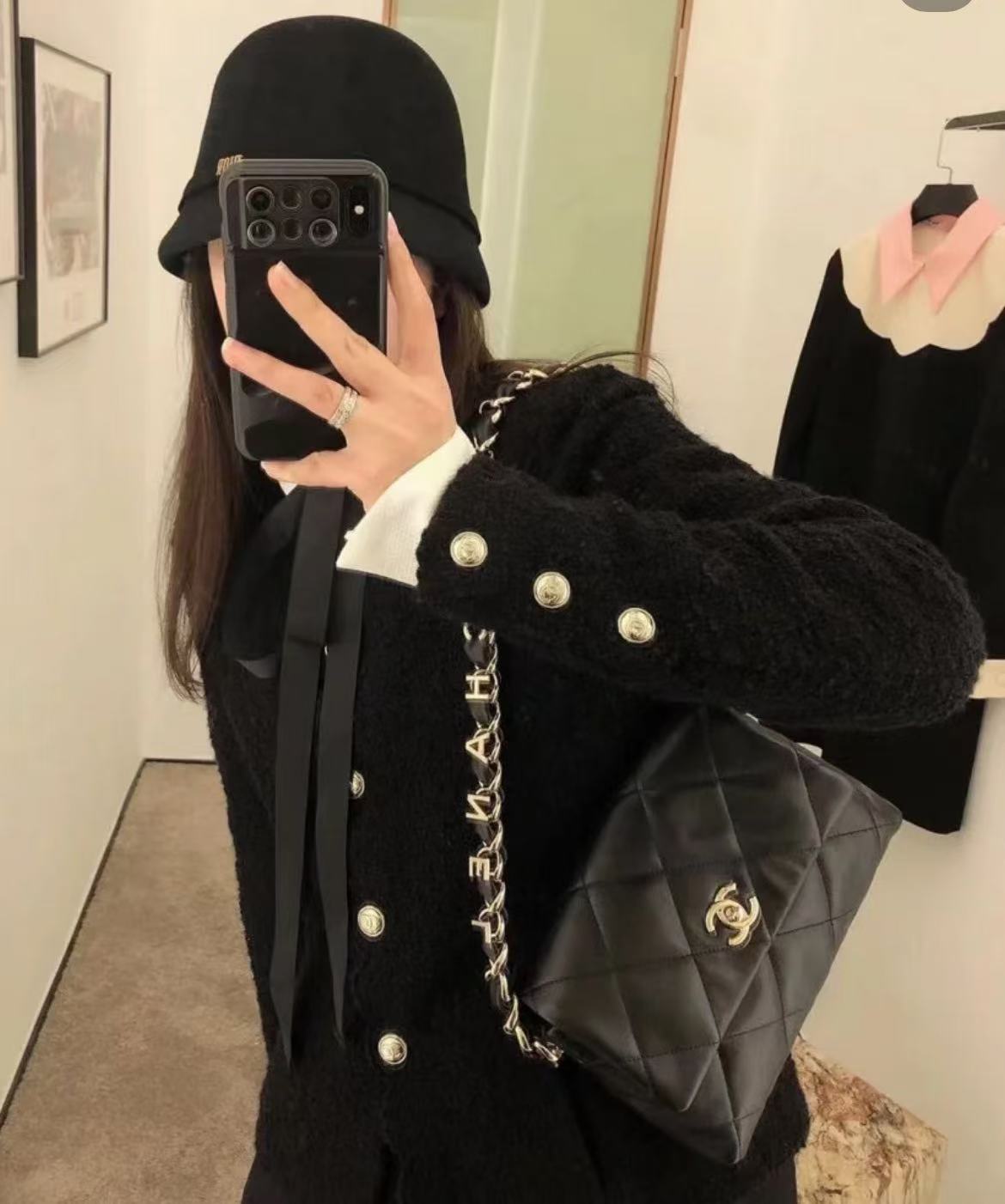 99新 Chanel/香奈儿 展会外场！黑金字母款粗链条cf嬉皮士hobo包