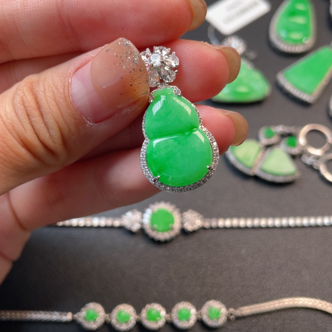 翡翠吊坠(不含链)银S925镶嵌济****?