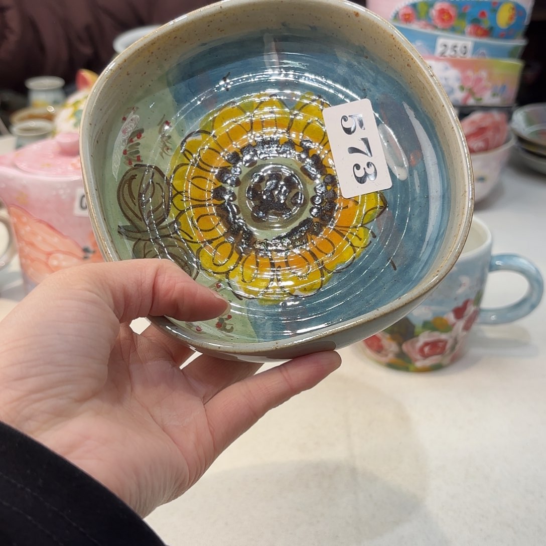 瓷片兔兔？！？！好的我知道