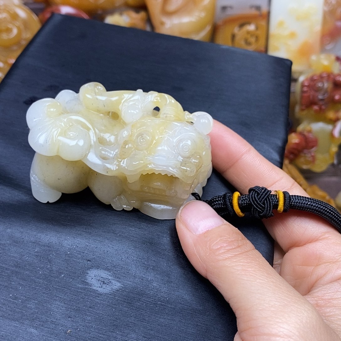 石英质玉（黄龙玉）颈饰未镶嵌