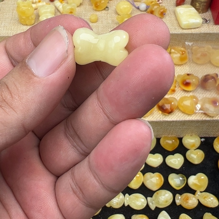 琥珀吊坠(不含链)未镶嵌1.22克骨头