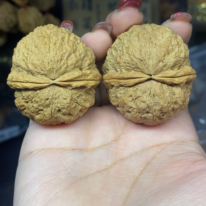 文玩核桃吊坠12麒麟狮子头铁绣球一抹红