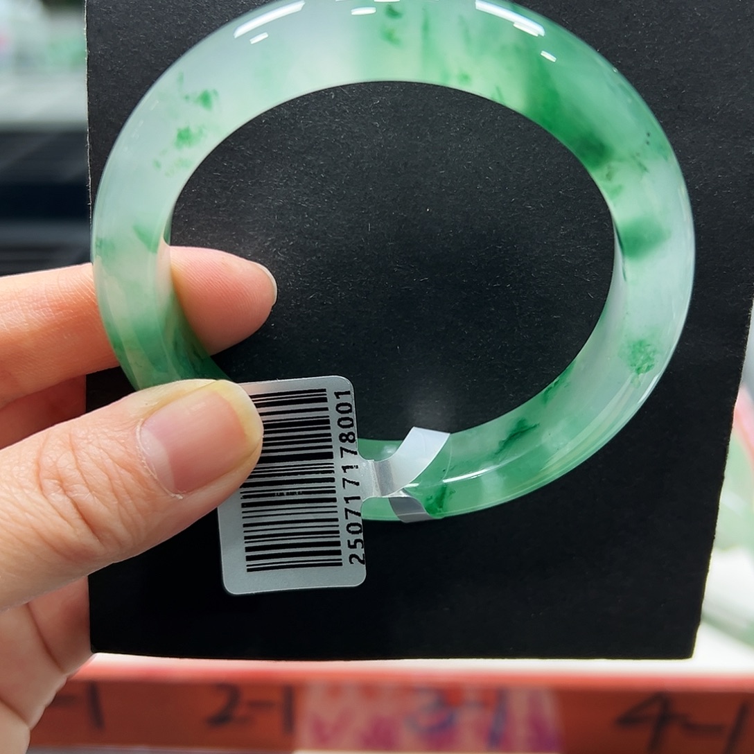 事***意石英质玉（非洲翠）未镶嵌手镯