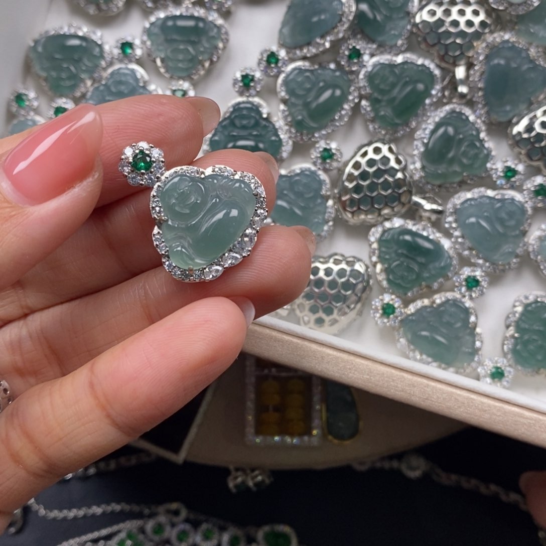 翡翠颈饰未镶嵌翡翠