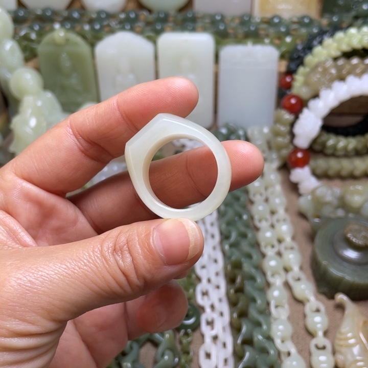 塔***务和田玉未镶嵌颈饰