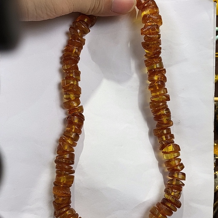 琥珀未镶嵌颈饰多人