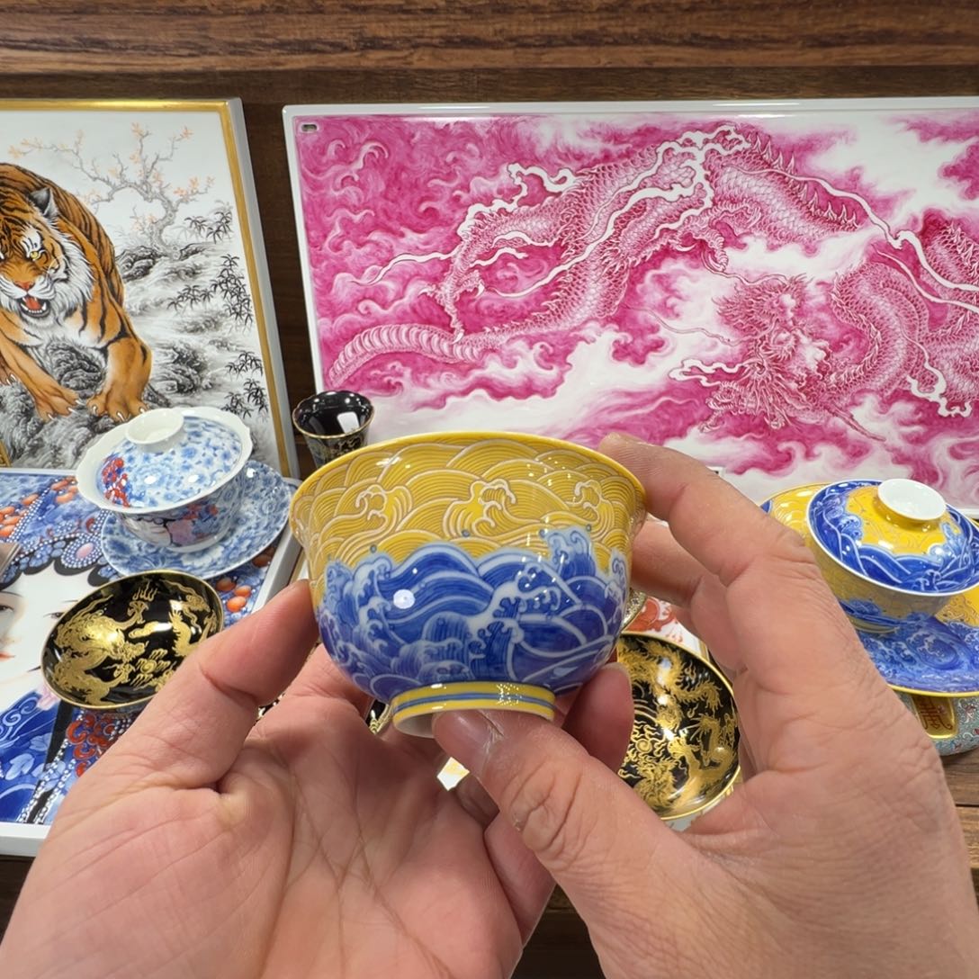 黄釉描金银海水主人杯