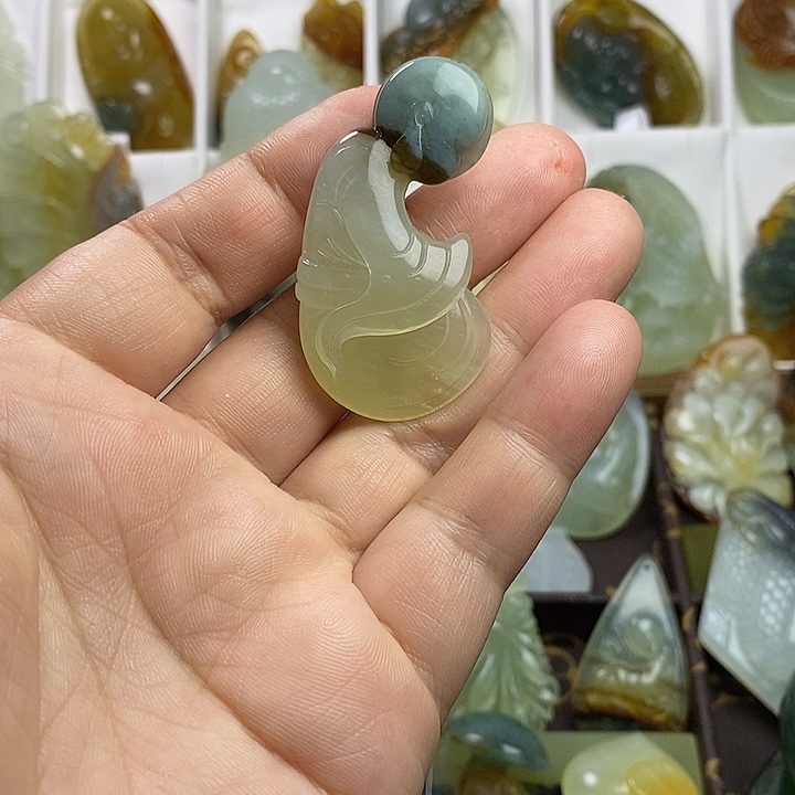 蛇纹石玉未镶嵌颈饰