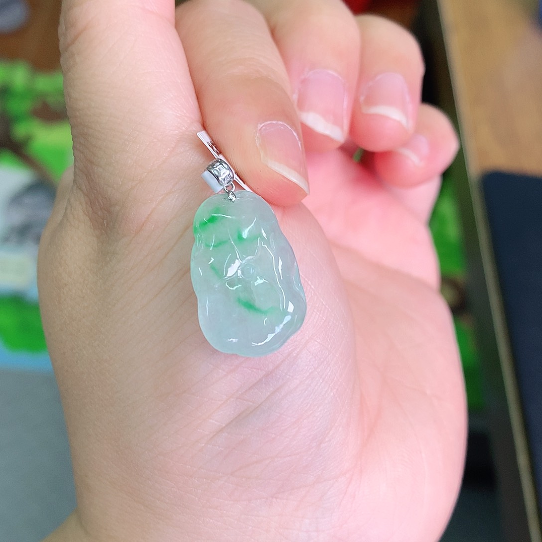 翡翠颈饰18K金镶嵌冰胶飘绿荷叶20.5*14*3.9