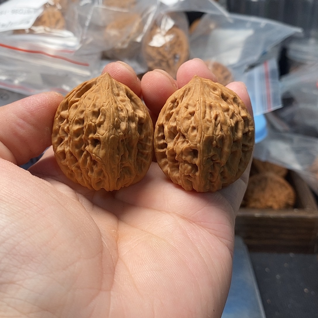 1文玩核桃油皮鸡心35-364