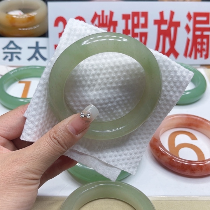 未镶嵌手镯石英质玉