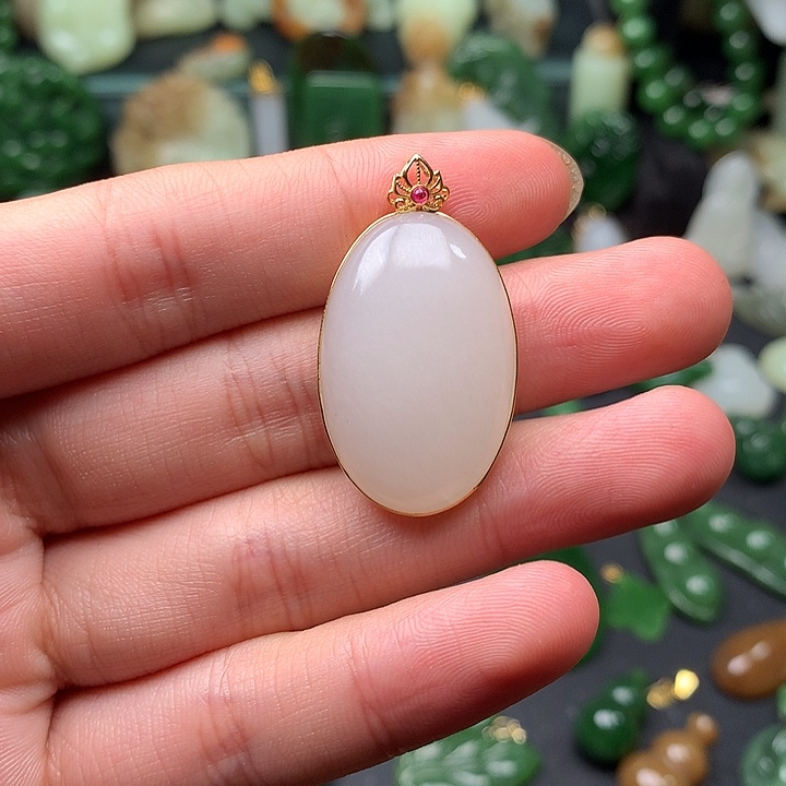 颈饰18K金镶嵌和田玉